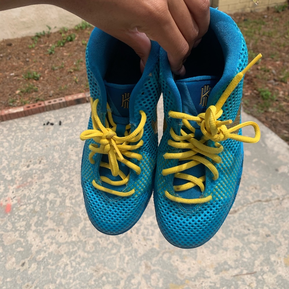 Basketball shoes